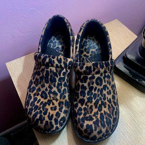 Leopard nurse clogs